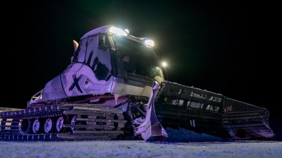 吉林市松花湖滑雪度假區(qū)內(nèi),壓雪車正在平整雪道。新華社記者 唐成卓 攝
