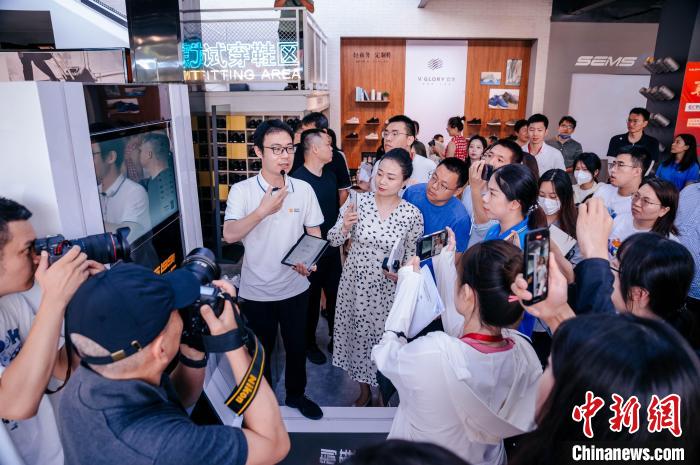 在定制鞋門店，顧客只需往腳型測量儀器上一站，幾秒后就會出具一份詳盡的腳型報告。　李南軒 攝